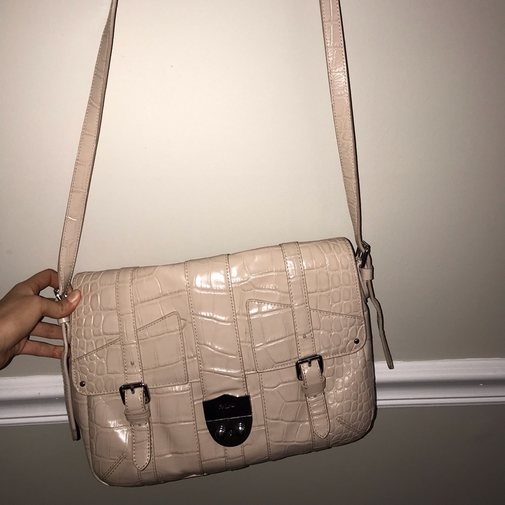 Ralph Lauren purse is in excellent condition !